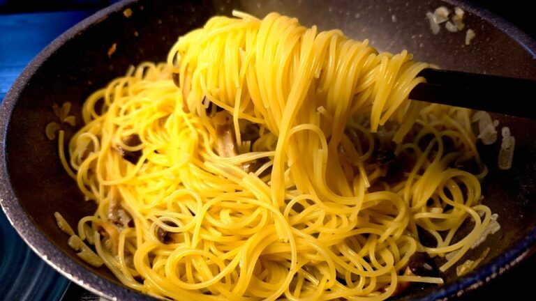 なんでこのパスタ、あさり使ってないのにボンゴレの味すんの？？