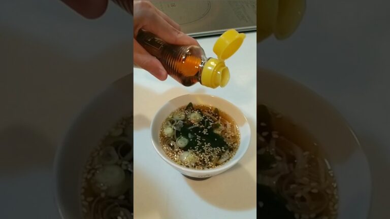 焼肉屋さんのワカメスープ作るよ!#shorts #料理#レシピ 焼肉屋さんのワカメスープ作るよ!#shorts #料理#レシピ