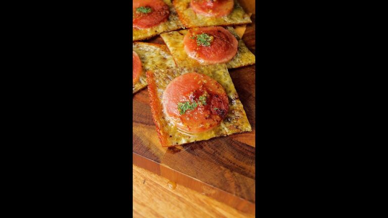 【フライパン一つで簡単！】カリカリとろとろ！ソーセージ×チーズの神つまみピザ / Sausage and Cheese Crisps