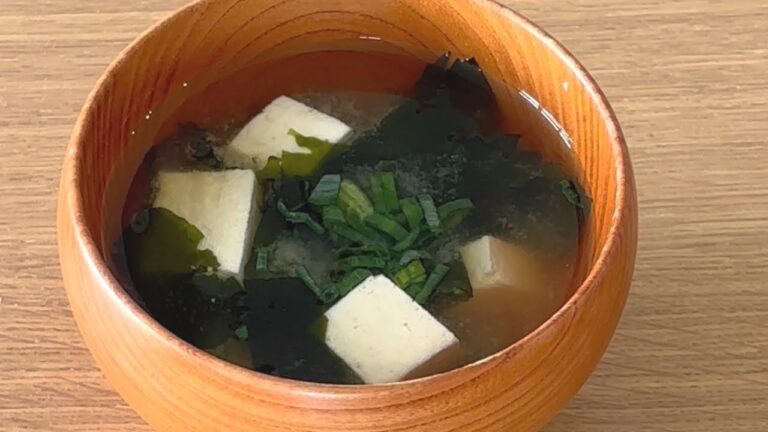 【減塩でも濃厚！】鰹と昆布の旨味で作る基本のお味噌汁｜丁寧な出汁で格別の味