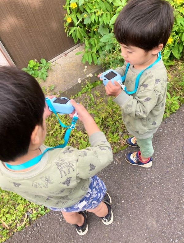 朝の散歩を楽しむ二人の男の子