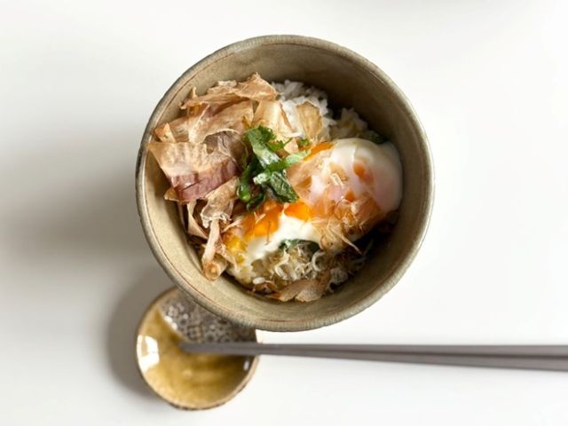 しらす＆温玉＆かつおぶしトッピングごはん