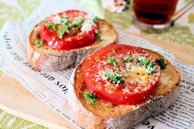 焼きトマトのバケットトースト