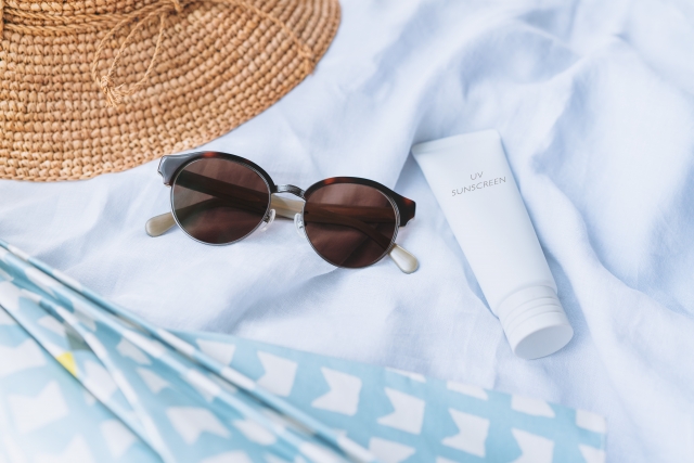 帽子とサングラスと日焼け止め