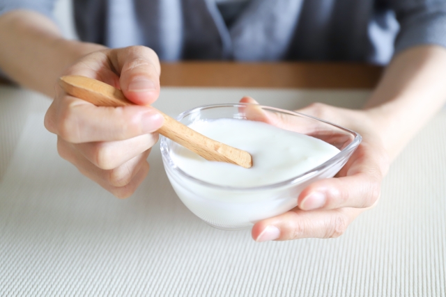 ヨーグルトを食べる手元