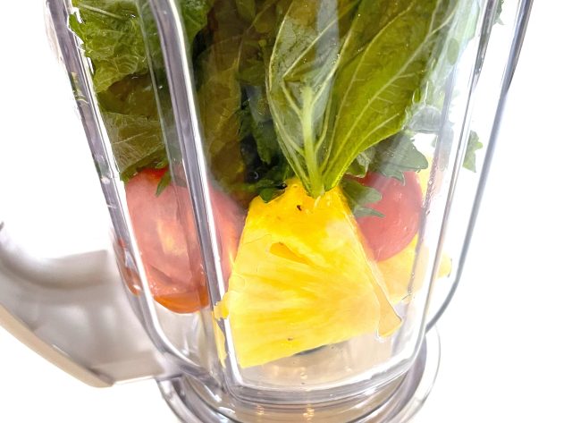 グリーンスムージーの食材を入れたミキサー