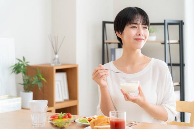 ヨーグルトを食べる女性
