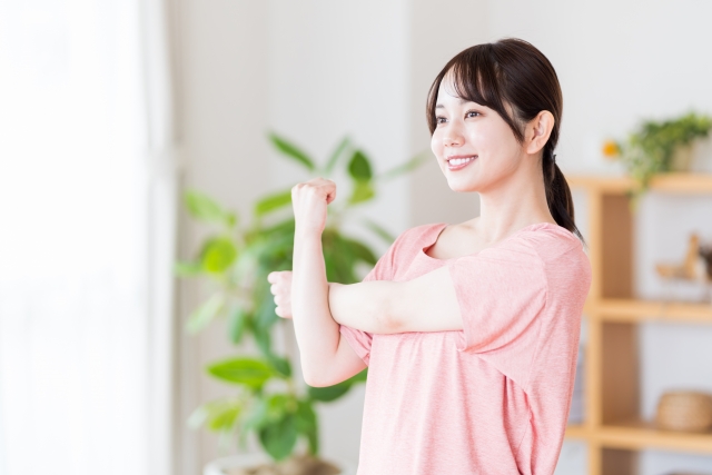 ストレッチをおこなう女性