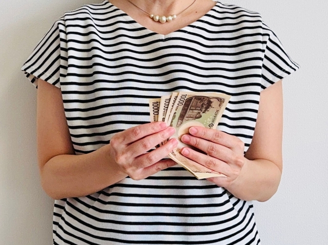 お金を持つ女性