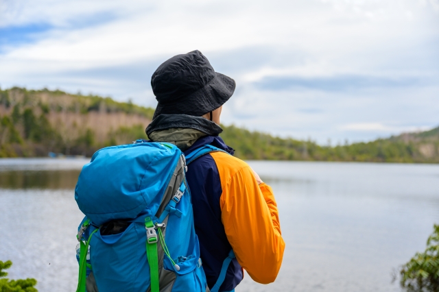 ハイキングを楽しむ人
