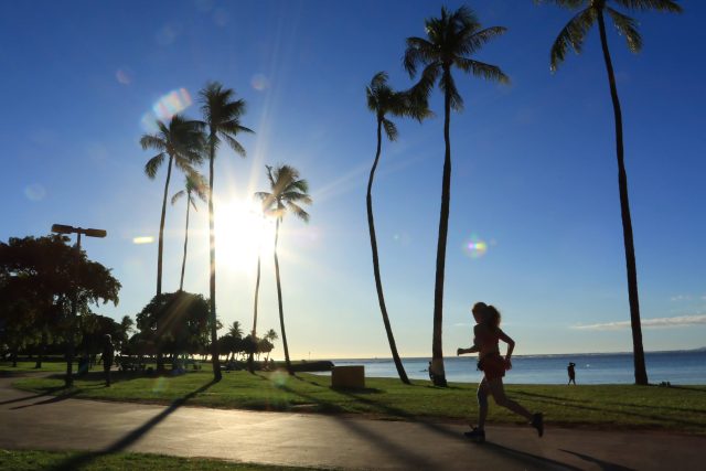 走る女性のシルエット