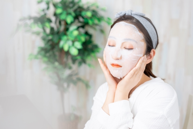 パックつけた女性