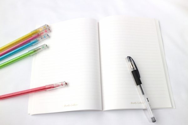 ノートと複数のペン