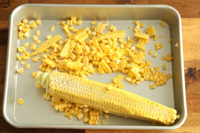 とうもろこしをそぎ落とす
