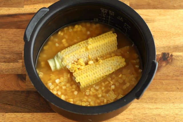炊飯器ととうもろこし