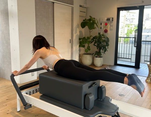 マシンピラティスを使う女性