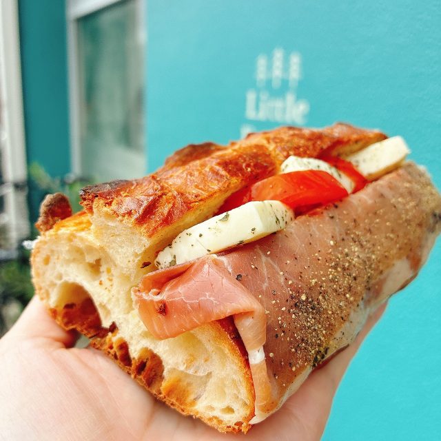 ハモンセラーノとモッツァレラの黒胡椒サンド