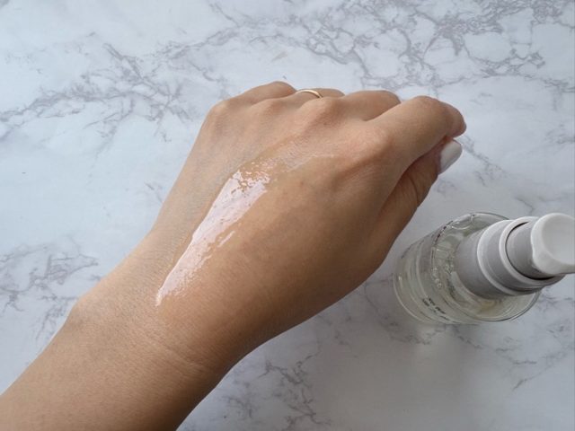 無印良品の「発酵導入美容液」 手に伸ばす