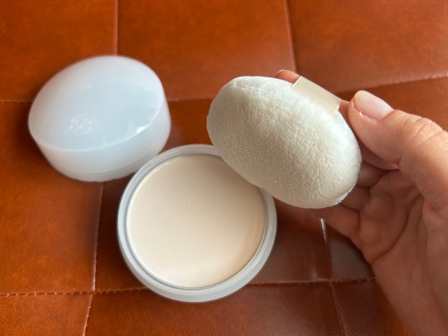 NEW
BLOG
8/17 (日)
乳液の後にパウダー!?夏のスキンケアの仕上げに新美容習慣
花上裕香(美容ライター)40 SHISEIDO ベネフィアンス ブライトニング スキンケアパウダー