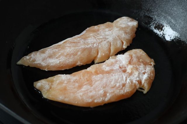 フライパンに並べた鶏ささみ