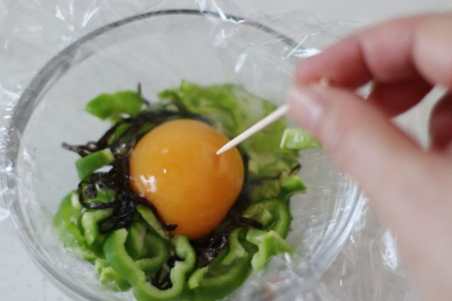 ピーマンにのせた卵