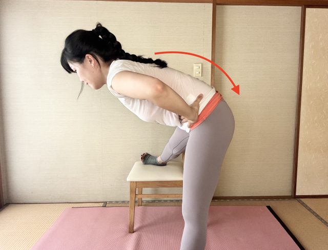 腰を丸める（横から見たところ）