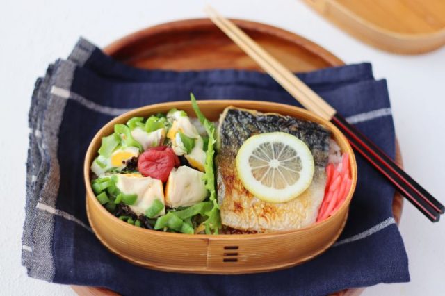「塩サバのレモン醤油」「レンジ卵ピーマン」2品弁当