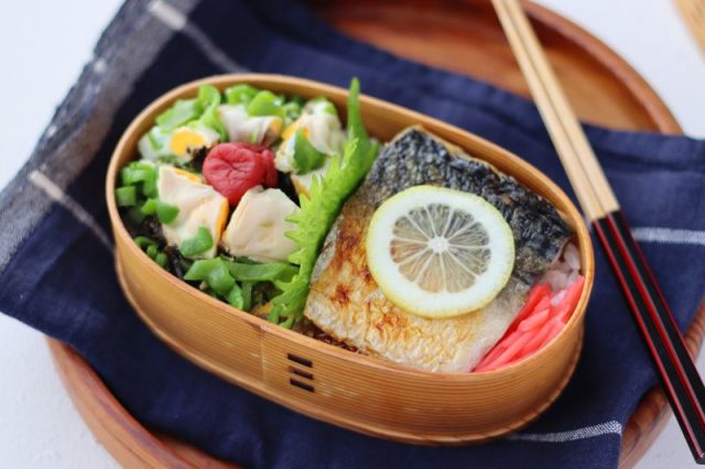 「塩サバのレモン醤油」「レンジ卵ピーマン」2品弁当