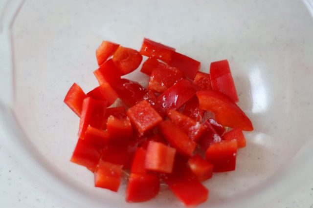 カットしたパプリカ