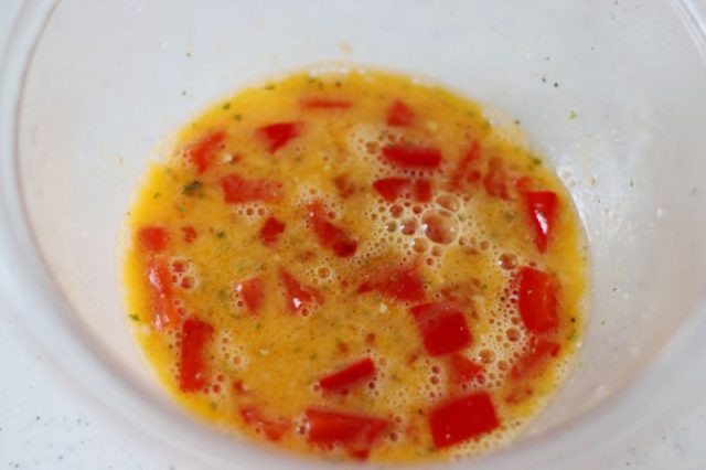 パプリカ入りの卵液