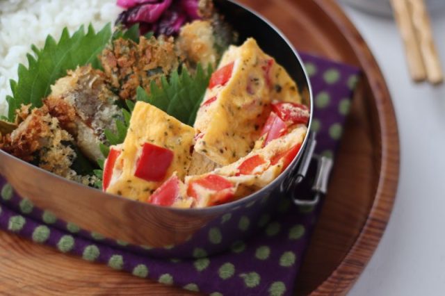 「塩サバのチーズパン粉焼き」「パプリカのレンジオムレツ」2品弁当