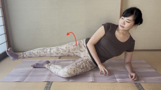 股関節を外側にひねる