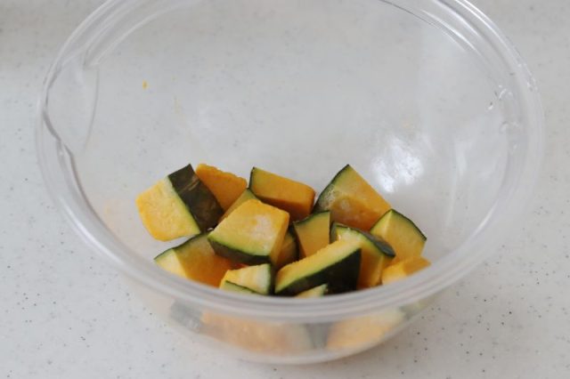 耐熱ボウルに入れたかぼちゃ