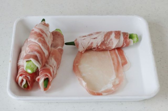 肉で巻いたオクラ