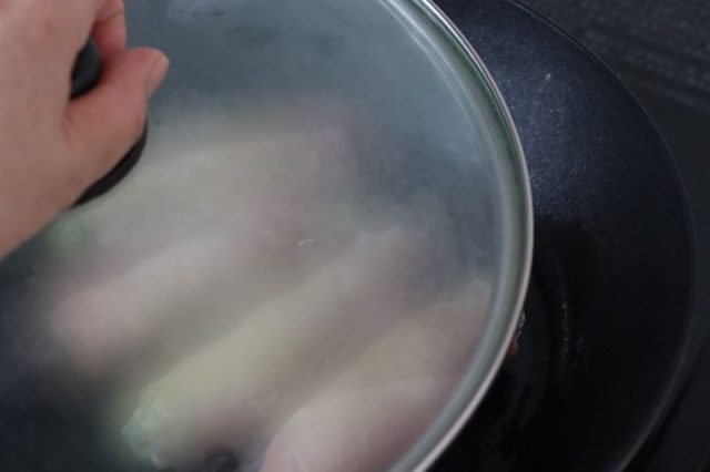 蓋をしたフライパン