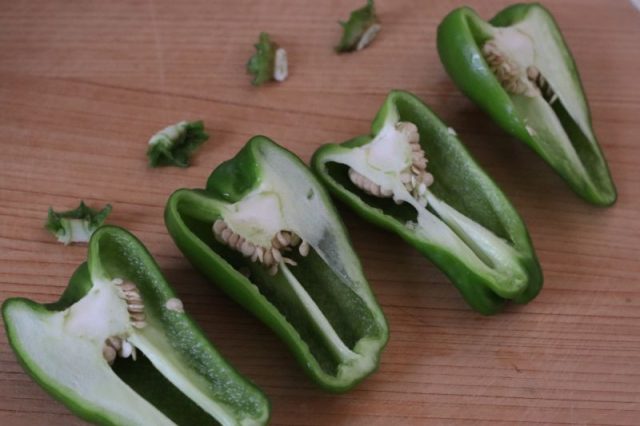 ヘタをとったピーマン