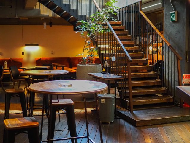 地下のラウンジ席