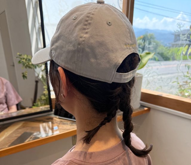 キャップ被ったヘアアレンジ