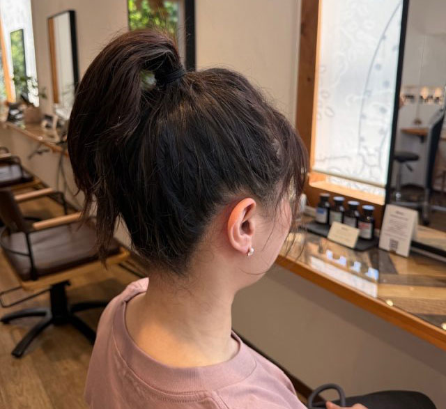 NEW
BLOG
8/14 (木)
ゴムだけで完成!夏のレジャーに最適◎崩れにくい簡単スッキリヘアアレンジ
ヘアメイク 森本英梨27 高い位置でひとつ結び