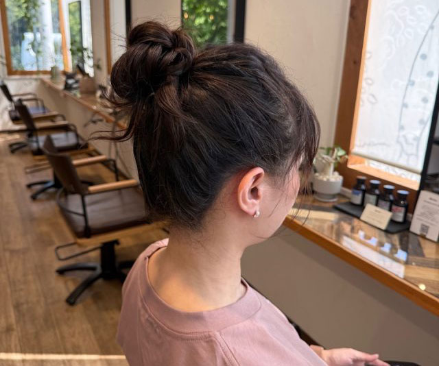 お団子ヘア 後ろ姿