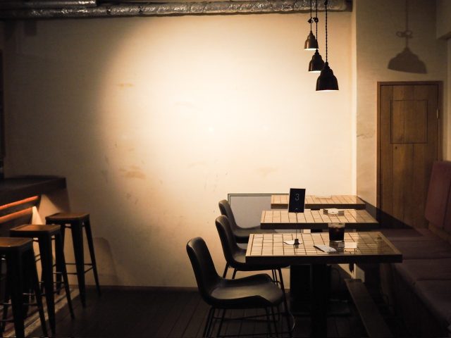 地下のラウンジ席