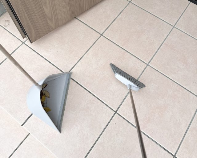 玄関の掃き掃除