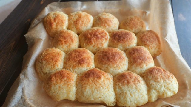 NEW
BLOG
8/22 (金)
ホットケーキミックスと豆腐で簡単!オーブン不要「ちぎりパン」の作り方
料理家 エプロン939 ちぎりパン