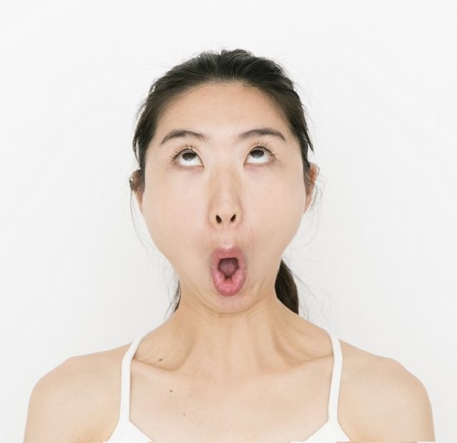 「ムンクの顔」のポーズ