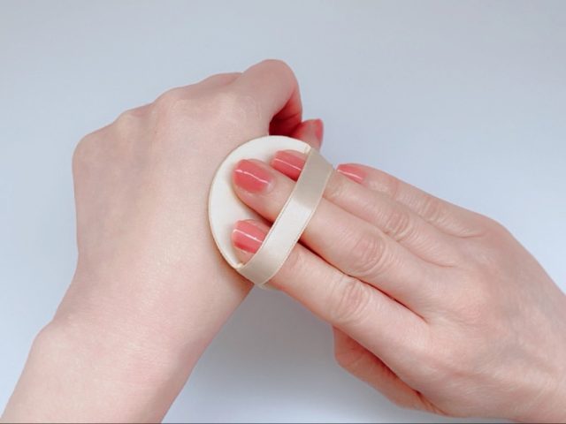 水で濡らしたメイク用スポンジ