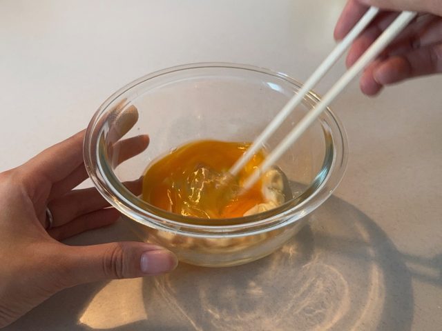 菜箸で卵を混ぜる