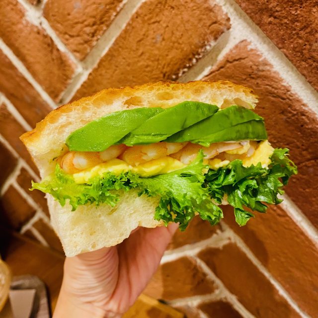 フォカッチャ エッグシュリンプ＆アボカド