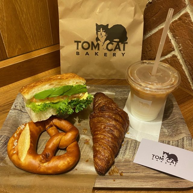 TOM CAT BAKERY パン3種類とアイスラテ