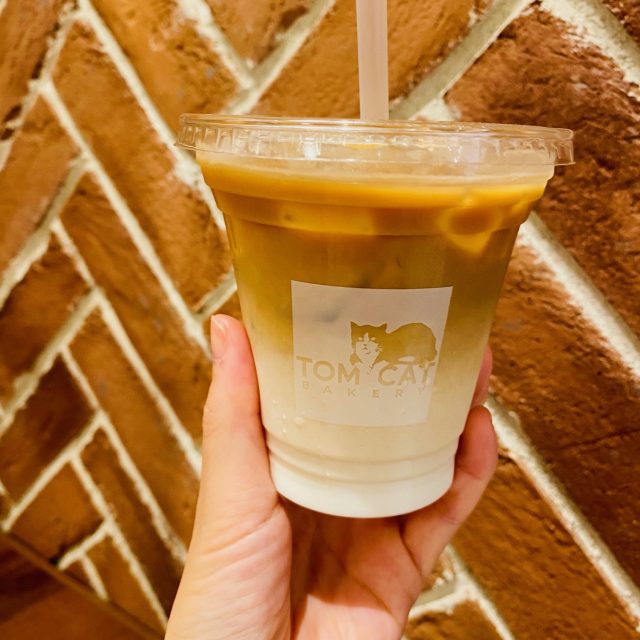 TOM CAT BAKERY アイスカフェラテ