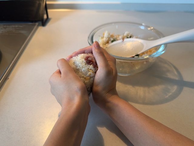 おにぎりを握る